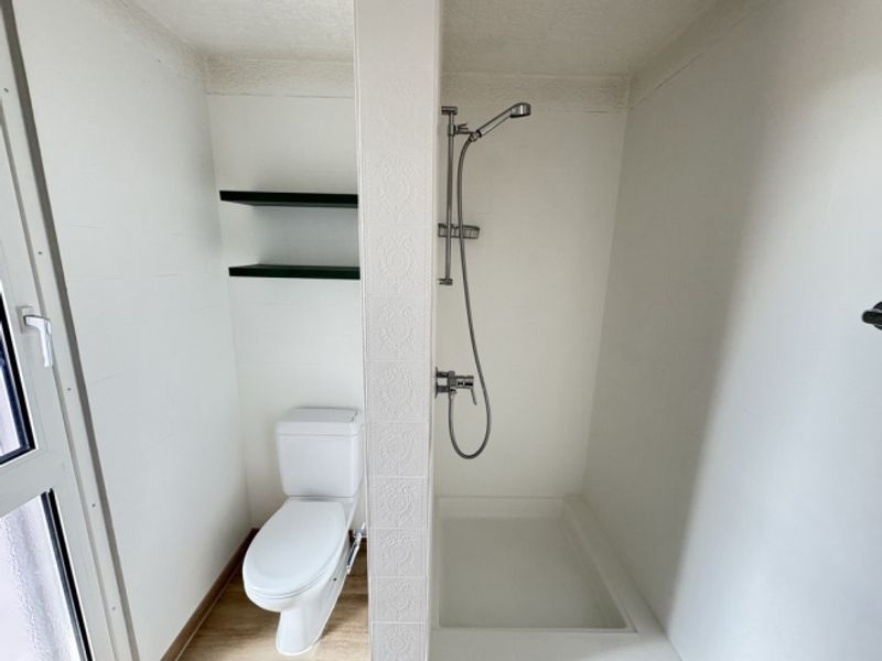 Doppelhaus mit großzügigen Volumina und 2 Reihenhäusern - 11