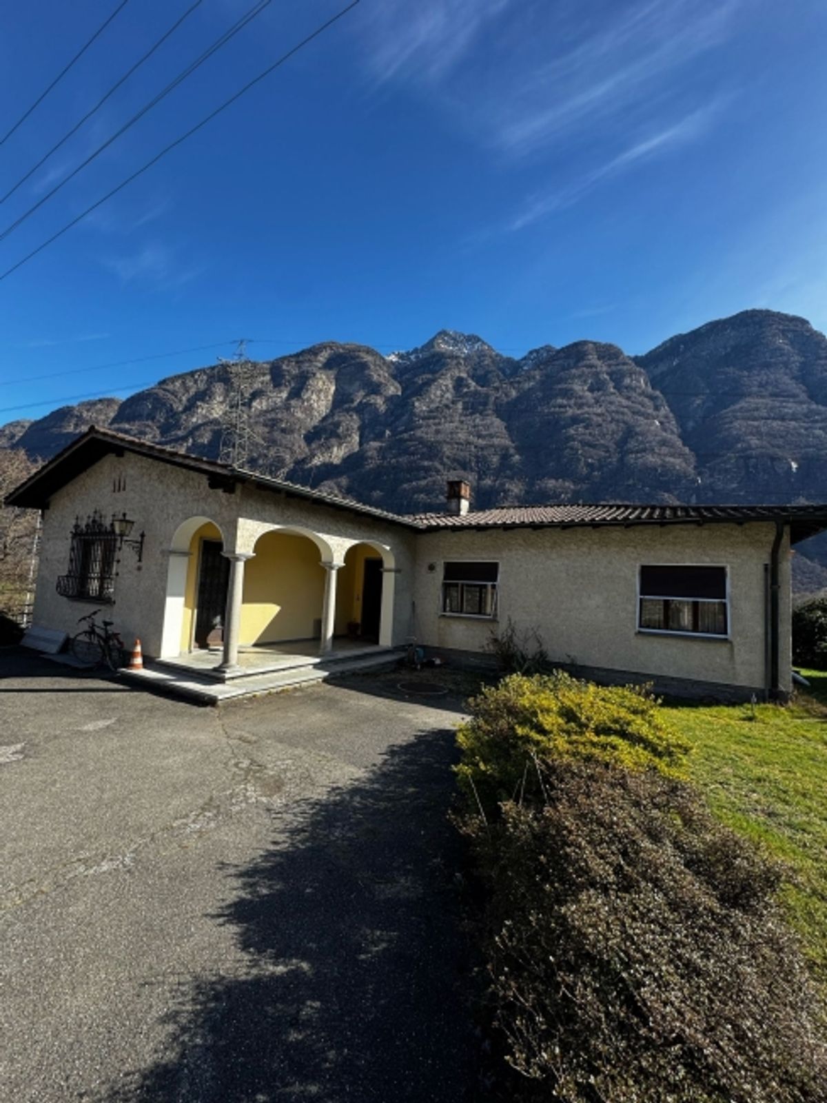 Casa in Vendita a Iragna con terreno edificabile - 1
