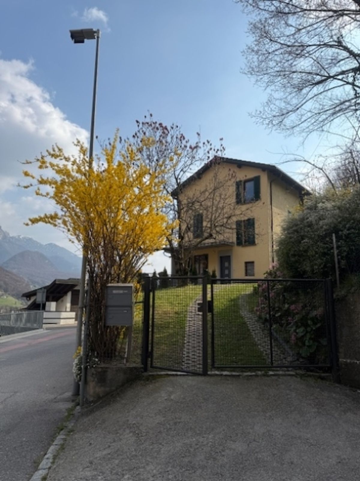villa bifamiliare composta da due appartamenti con ingresso separato. - 0