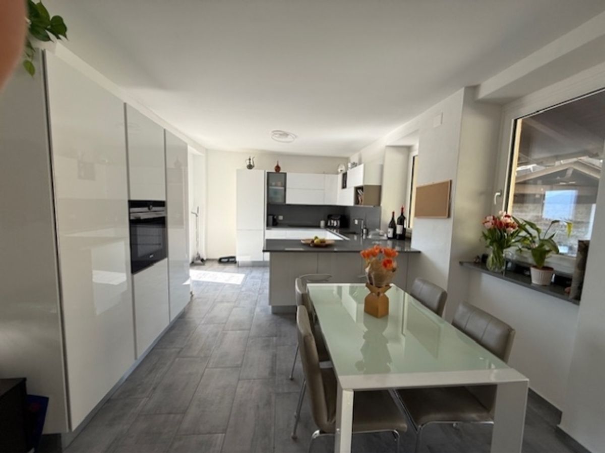 villa bifamiliare composta da due appartamenti con ingresso separato. - 5