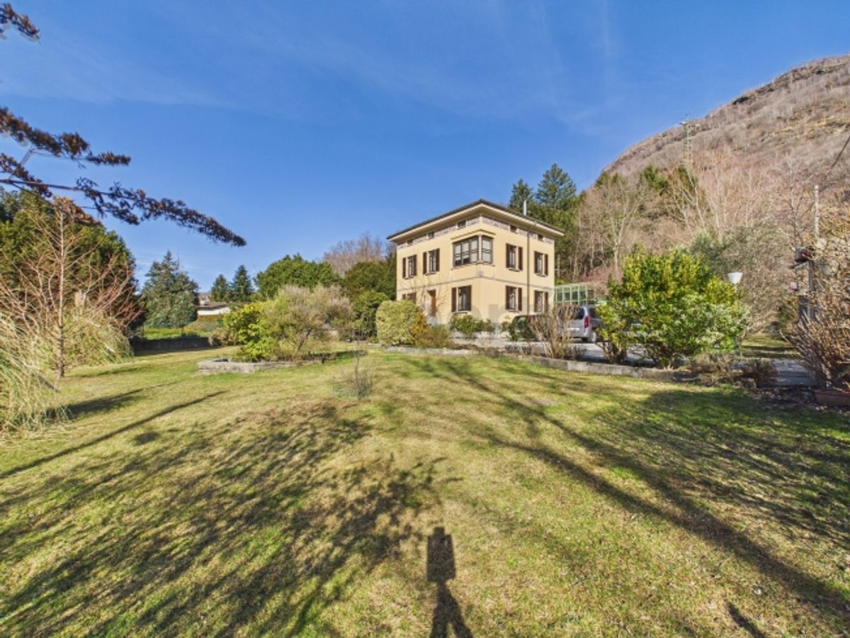 Elegante villa 8.5 locali con finiture di pregio e ampio box auto, Monteceneri - 0