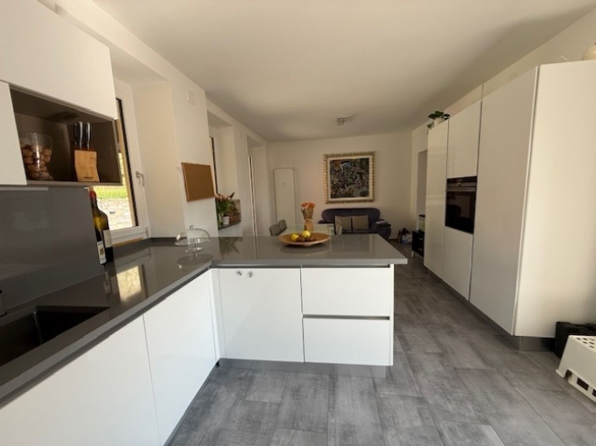 villa bifamiliare composta da due appartamenti con ingresso separato. - 7