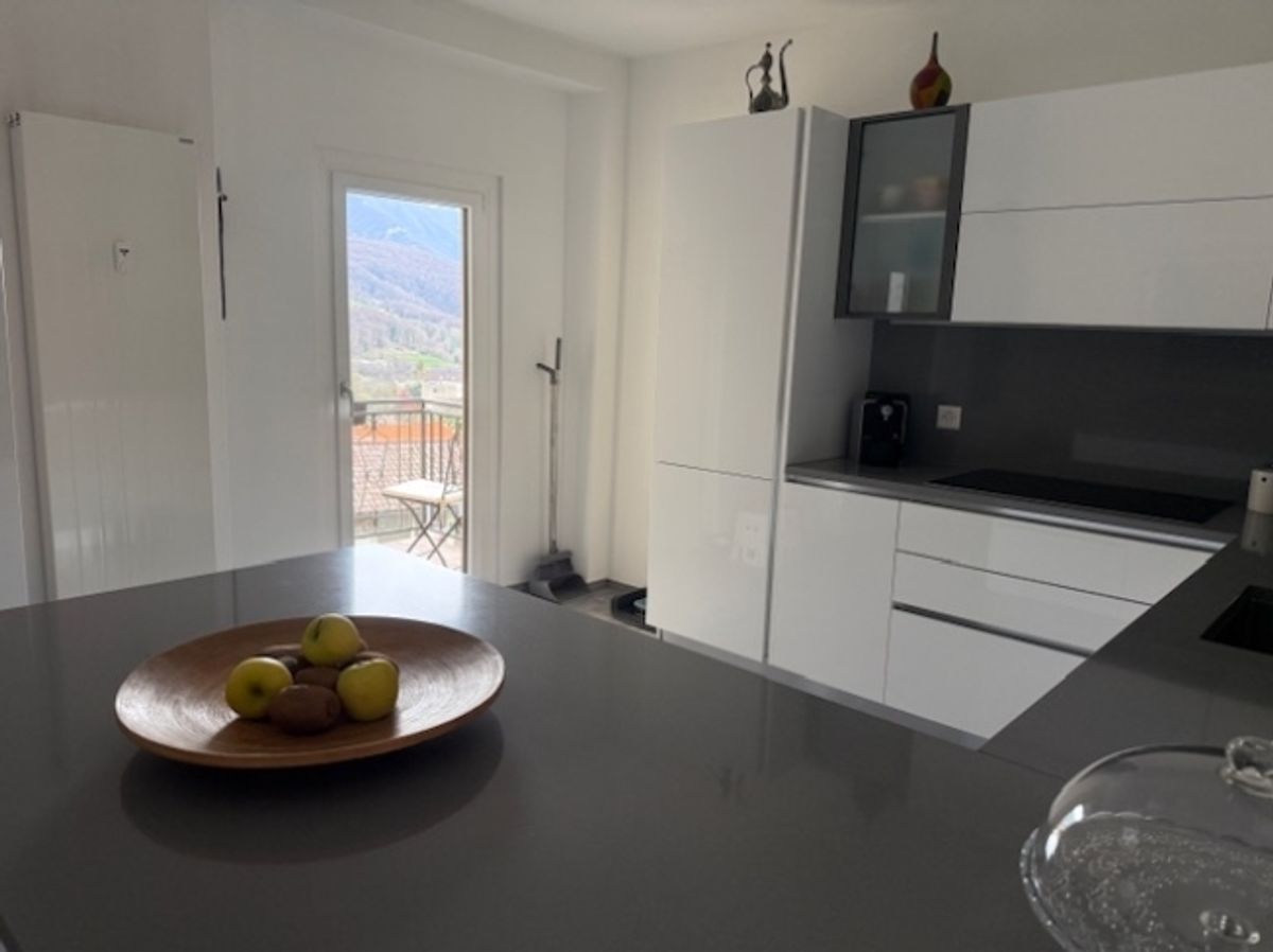 villa bifamiliare composta da due appartamenti con ingresso separato. - 8