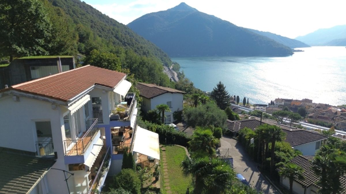 Affascinante casa indipendente da 4.5 locali con vista lago e potenziale di espansione a Bissone - 0