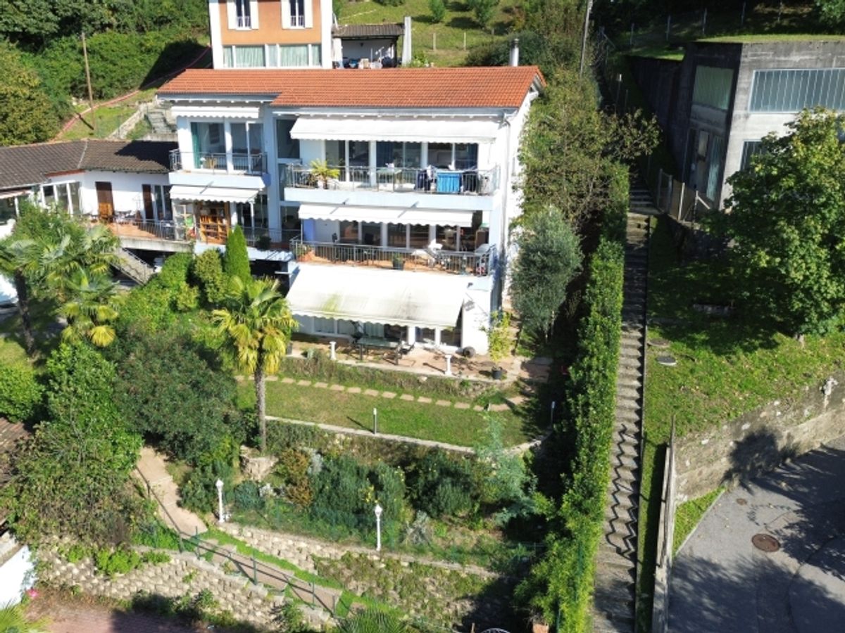 Affascinante casa indipendente da 4.5 locali con vista lago e potenziale di espansione a Bissone - 1