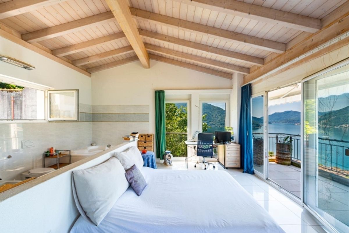 Affascinante casa indipendente da 4.5 locali con vista lago e potenziale di espansione a Bissone - 4