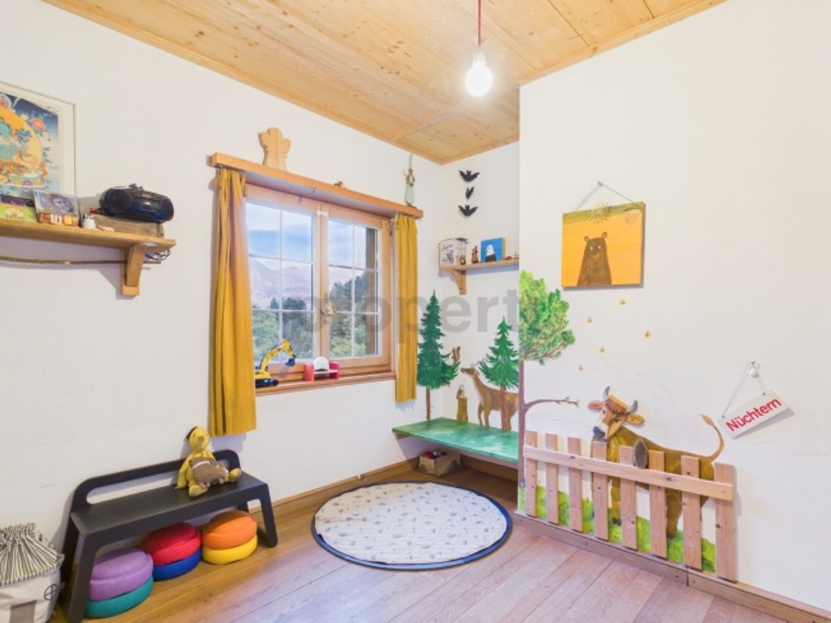 Fantastisches Einfamilienhaus mit grossem Garten und Bergblick in idyllischer Lage - 9