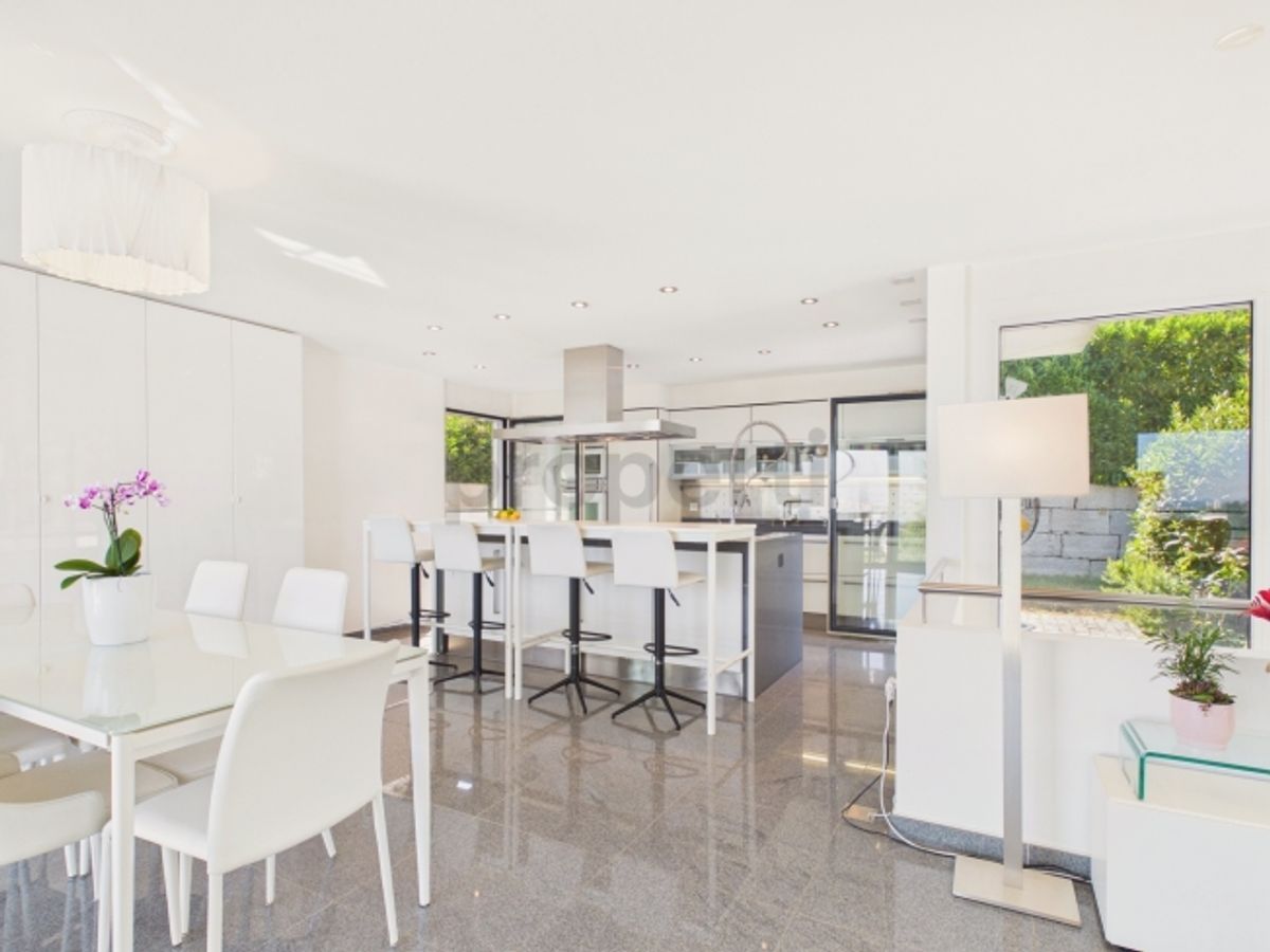 Exklusive Villa mit Hallenbad, Sauna und Garten auf dem exklusiven Wartenberg in Muttenz - 3