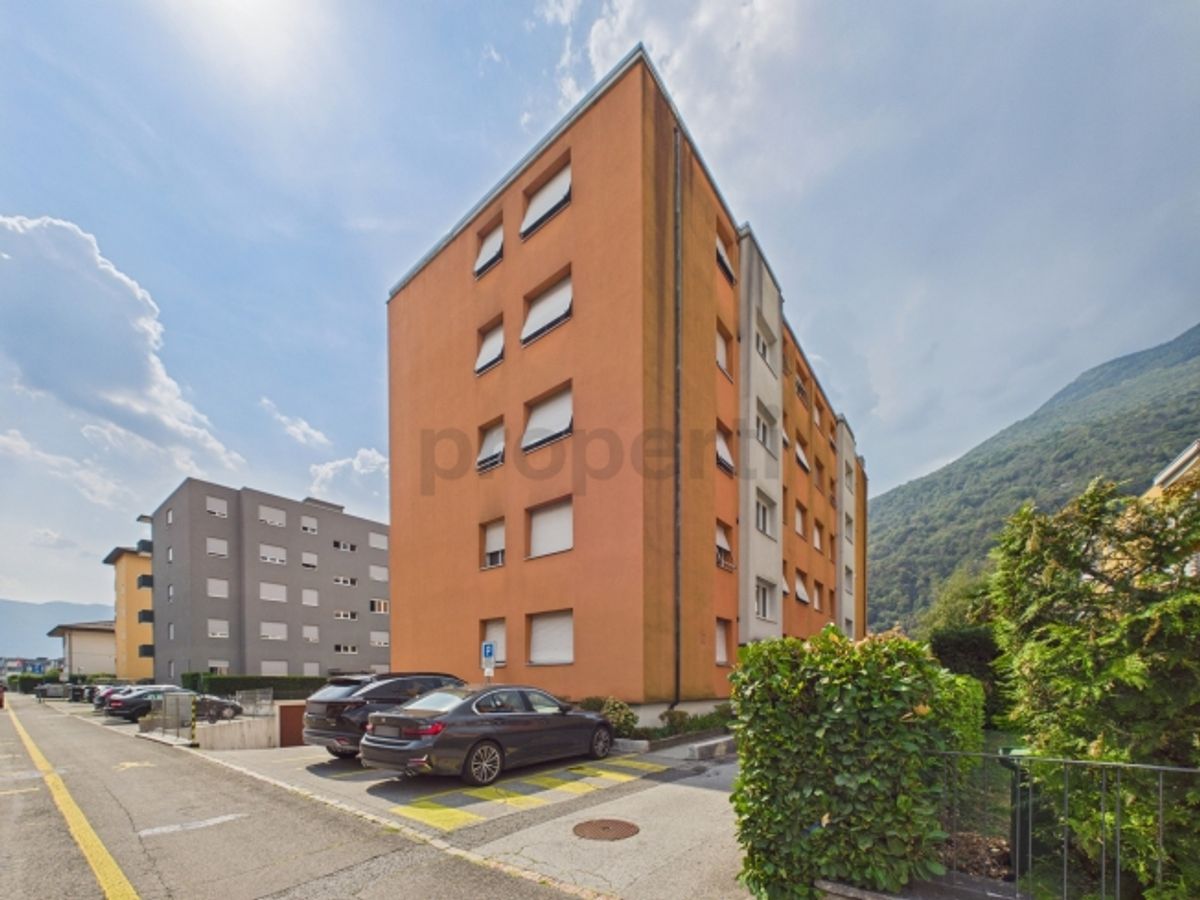 Elegante appartamento rinnovato con balcone - 0