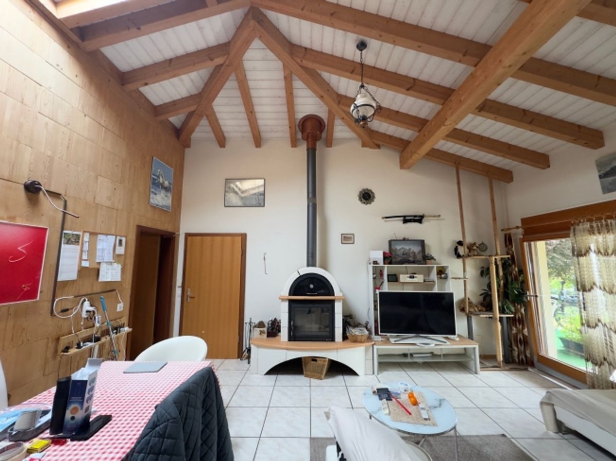 Maison 3,5 pièces, spacieuse, grande hauteur sous plafond, potentiel de construction, quartier paisible à Delémont - 3