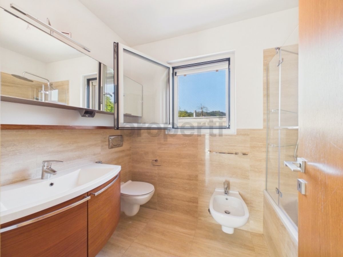 Splendido giardino privato, balcone vivibile, ambienti moderni in posizione tranquilla e senza spese condominiali - 8
