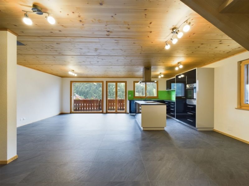 Grosser Balkon, herrlicher Sitzplatz und zwei Parkplätze inklusive - 1