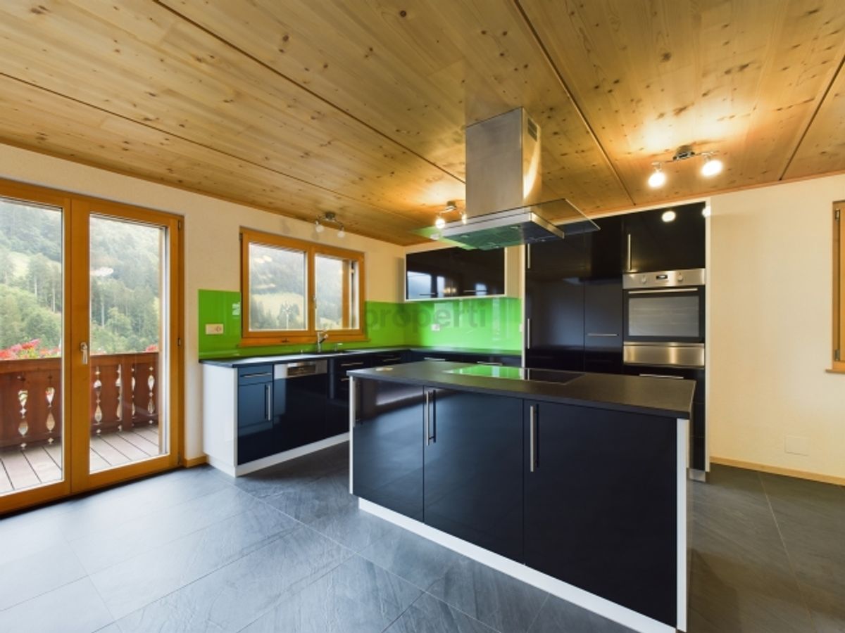 Grosser Balkon, herrlicher Sitzplatz und zwei Parkplätze inklusive - 1