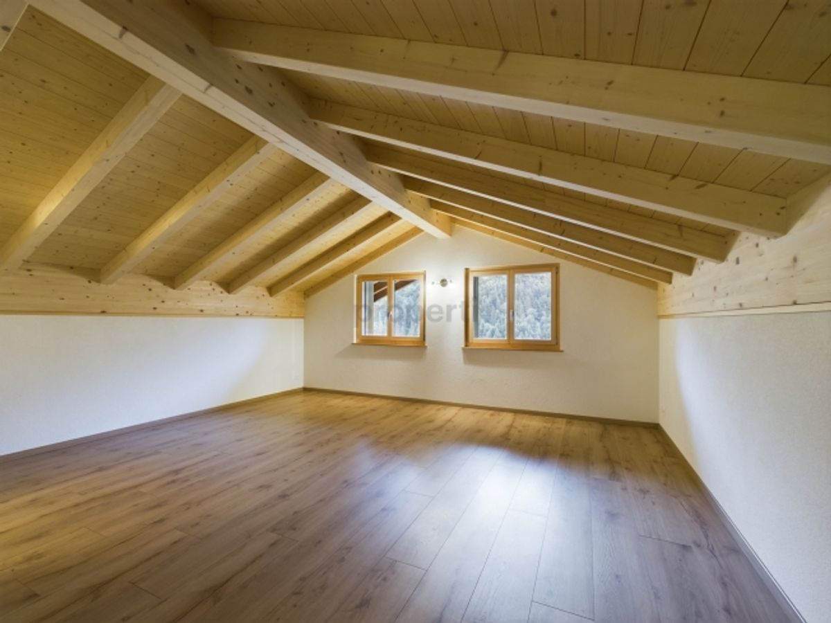 Grosser Balkon, herrlicher Sitzplatz und zwei Parkplätze inklusive - 3