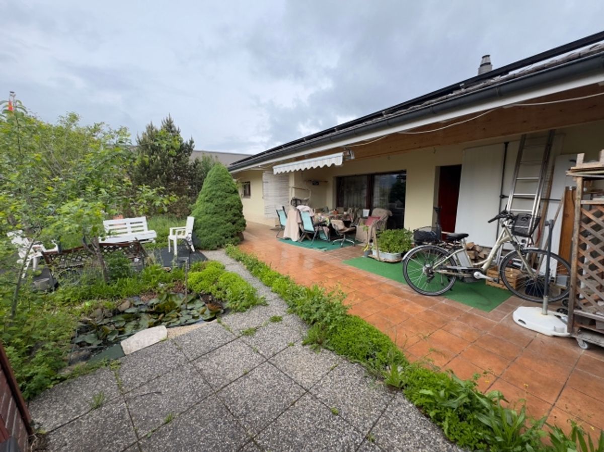 Maison 3,5 pièces, spacieuse, grande hauteur sous plafond, potentiel de construction, quartier paisible à Delémont - 0