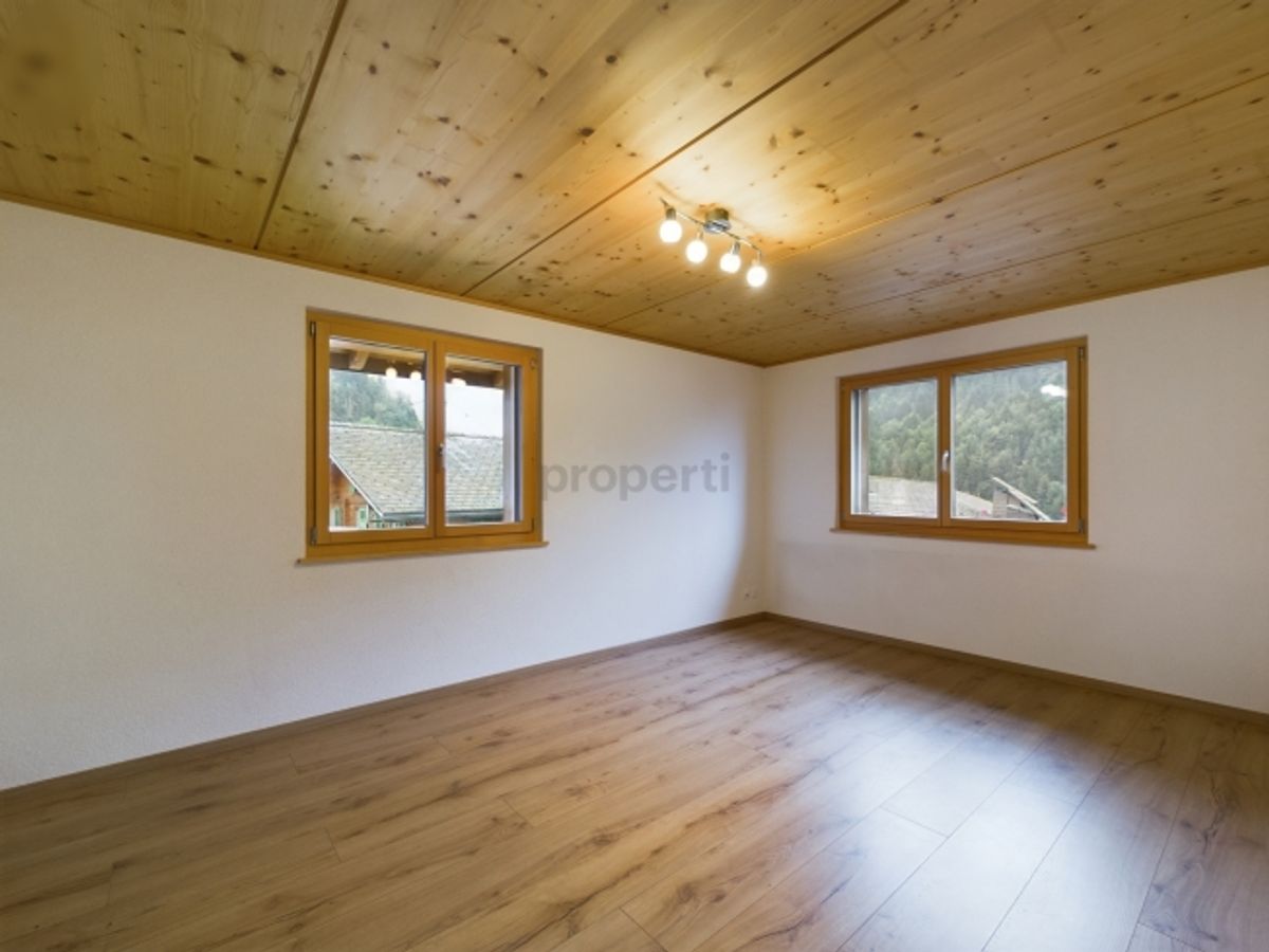 Grosser Balkon, herrlicher Sitzplatz und zwei Parkplätze inklusive - 4
