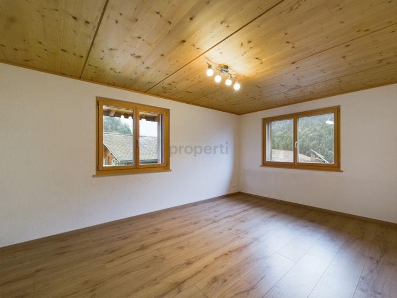 Grosser Balkon, herrlicher Sitzplatz und zwei Parkplätze inklusive - 5