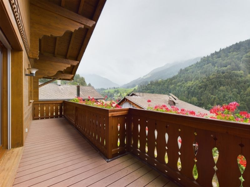 Grosser Balkon, herrlicher Sitzplatz und zwei Parkplätze inklusive - 9