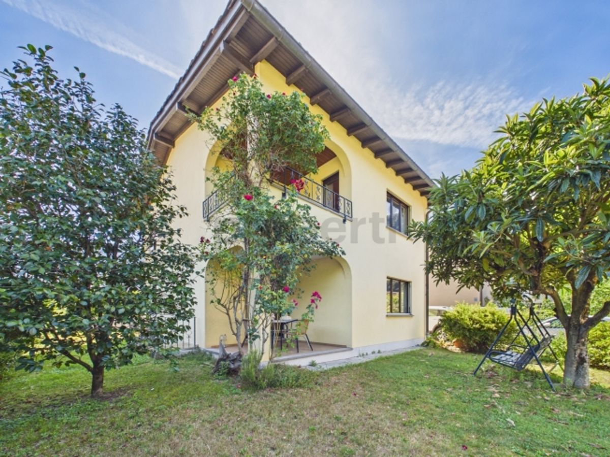 Affascinante casa unifamiliare con giardino a Camorino - 0