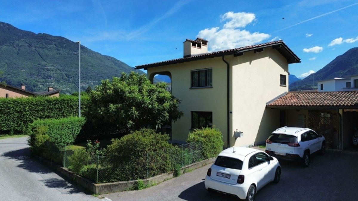 Affascinante casa unifamiliare con giardino a Camorino - 1