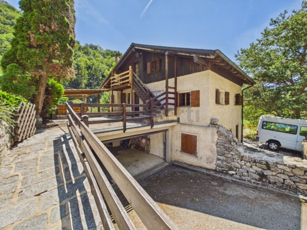 Maison villageoise de 3 appartements (2x 3.5 pces et 1x 2.5 pces) au calme absolu - 0