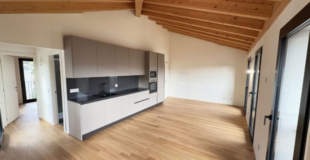 Attico Esclusivo con Vista Lago a Pura  Comfort Moderno in Posizione Idilliaca - 2