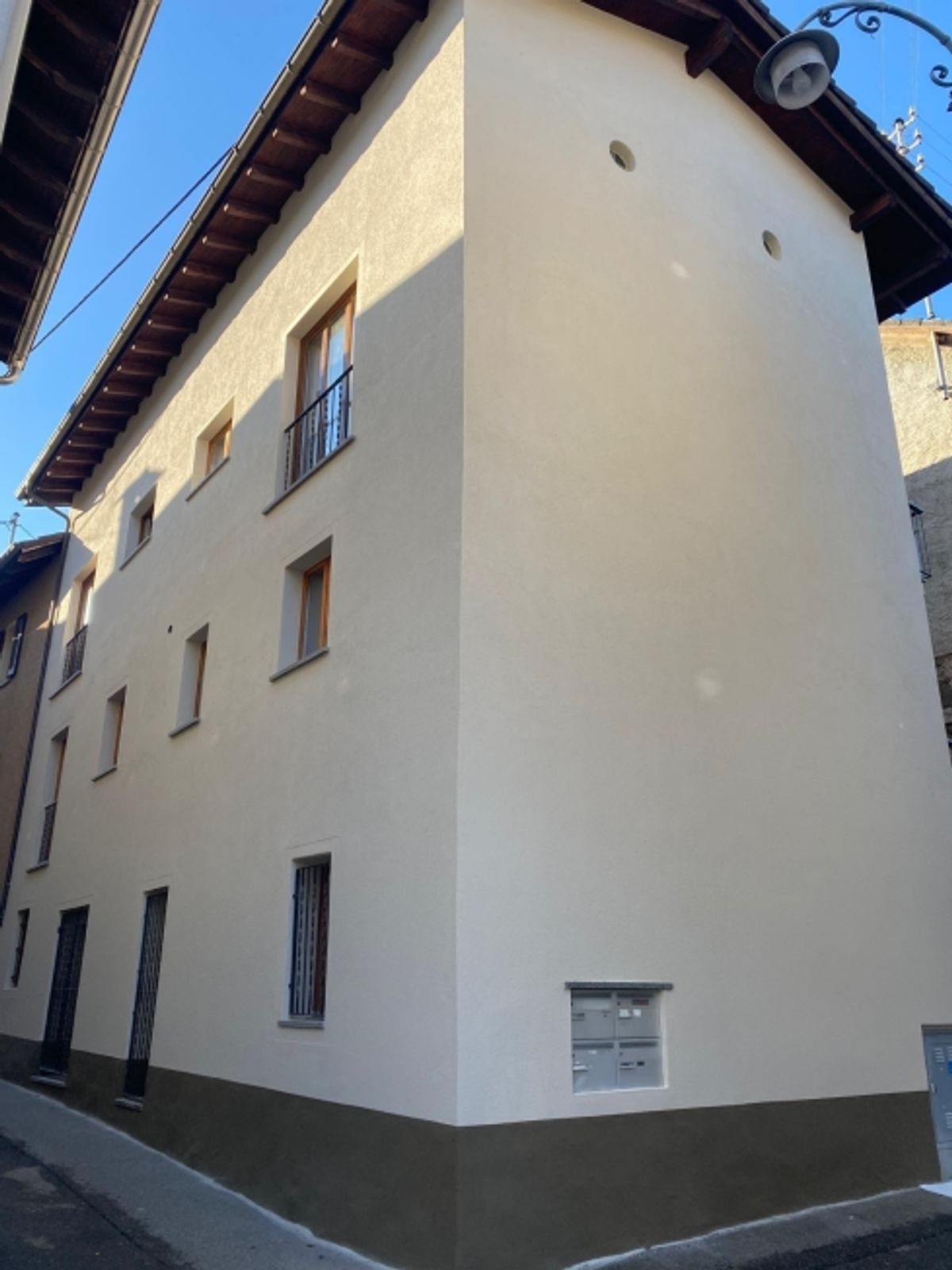 Gebäude mit 4 Wohneinheiten im Zentrum von Losone/ Vendesi palazzina di 4 unità immobiliari nel nucleo di Losone. - 0