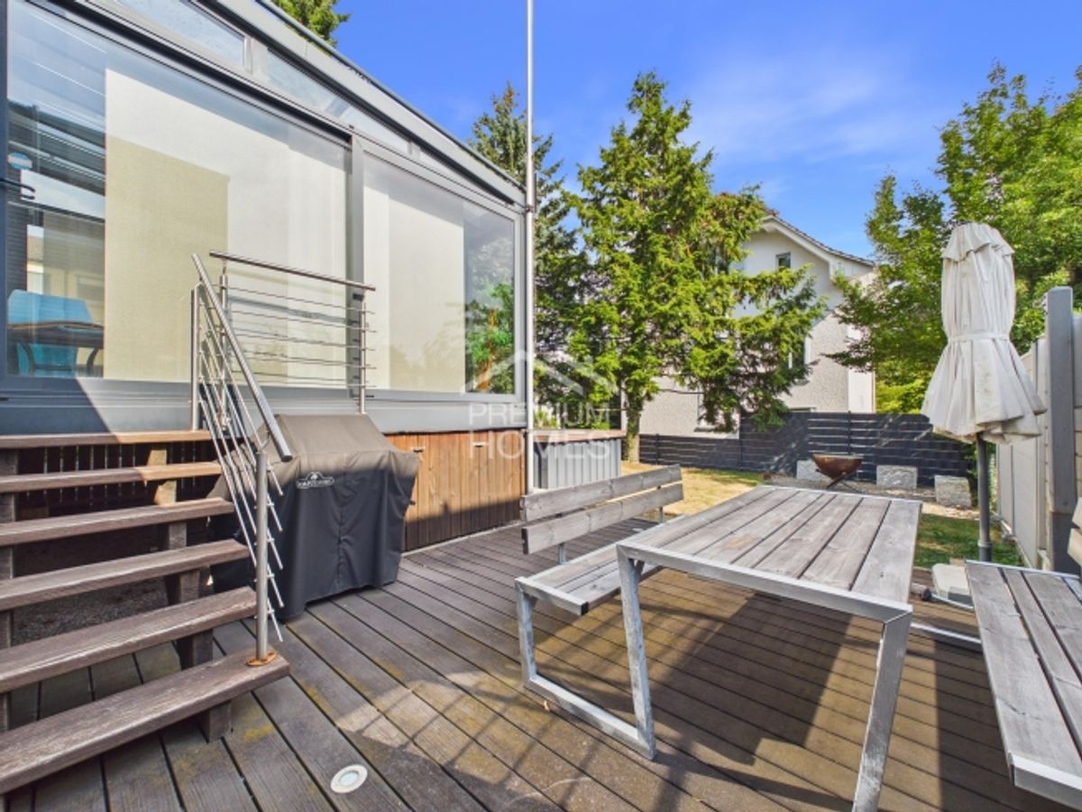 Exklusives Familienhaus mit zusätzlicher Wohneinheit, Pool und Doppelg - 2