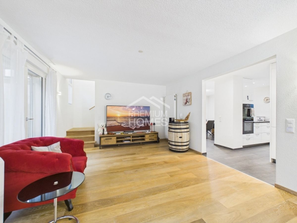 Exklusives Familienhaus mit zusätzlicher Wohneinheit, Pool und Doppelg - 5