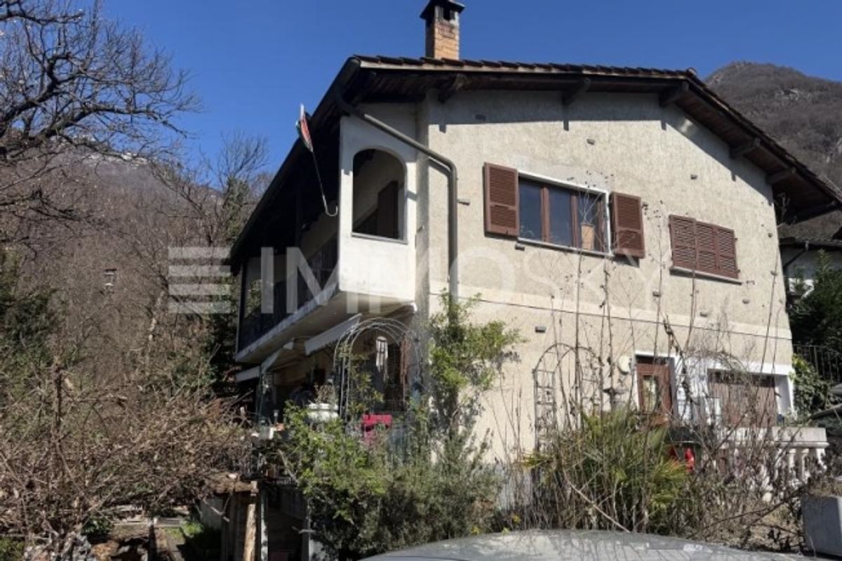 Haus mit zwei Wohnungen in der einen wohnen, mit der anderen Geld verdienen - 0