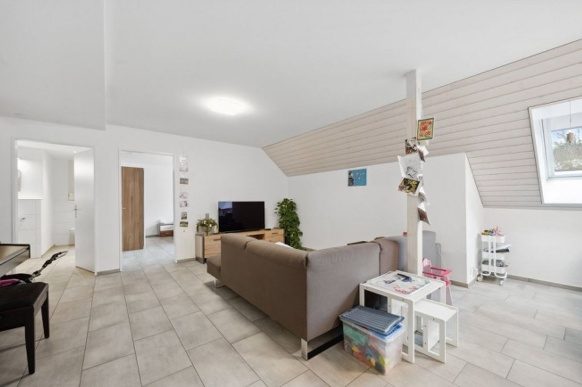 MODERNE 4.5 ZIMMER-WOHNUNG IN STÜSSLINGEN - 1