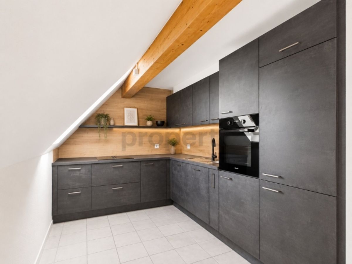 Charmante 4-Zimmer-Maisonette-Wohnung mit Dachgeschoss-Charme in Feuerthalen - 3