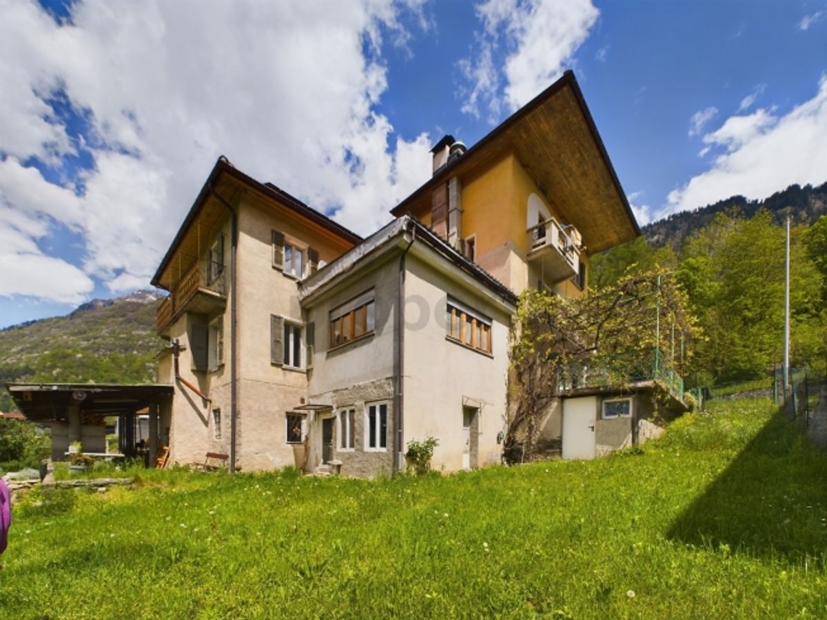 Pittoresca casa plurifamiliare con terreno nel cuore della Val di Blenio / Malvenfarbiges Mehrfamilienhaus mit Grundstück im Herzen des Bleniotals - 0