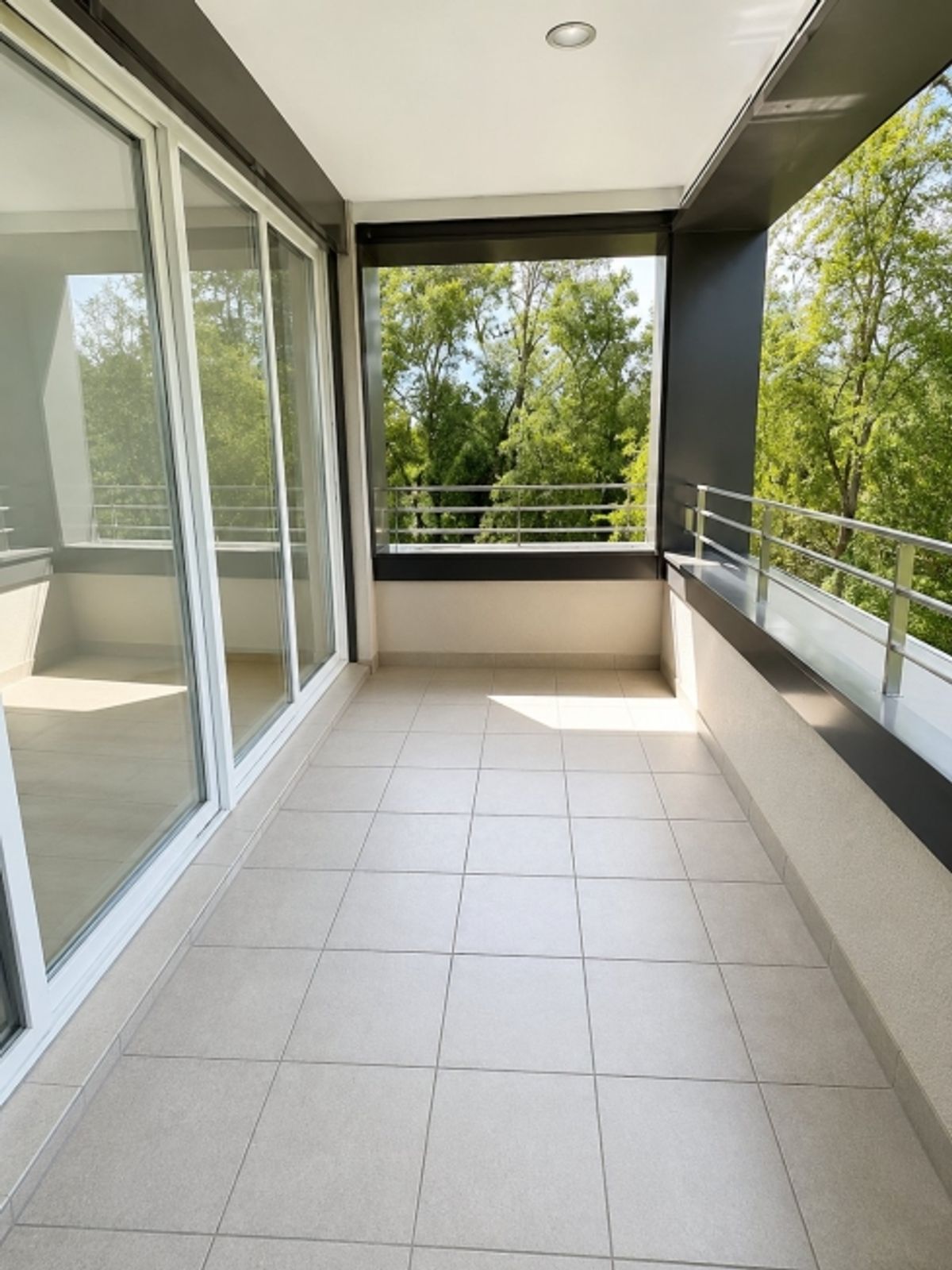 Appartement meublé avec balcon ensoleillé, garage intérieur disponible et proche de la gare - 1