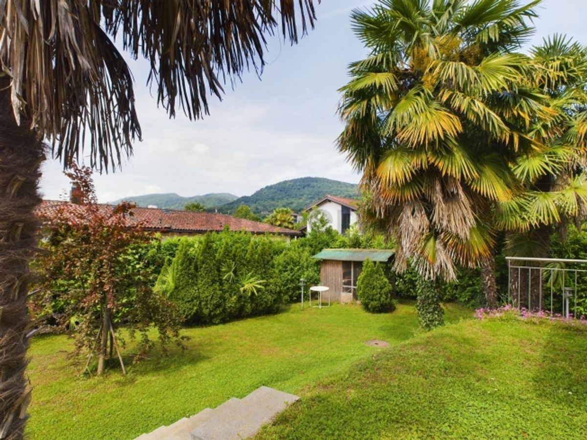 Modernes 7.5-Zimmer-Einfamilienhaus in Caslano mit Blick ins Grüne / Vendiamo casa indipendente 7.5 a Caslano - bellissimo quartiere vicino al Lago - 0
