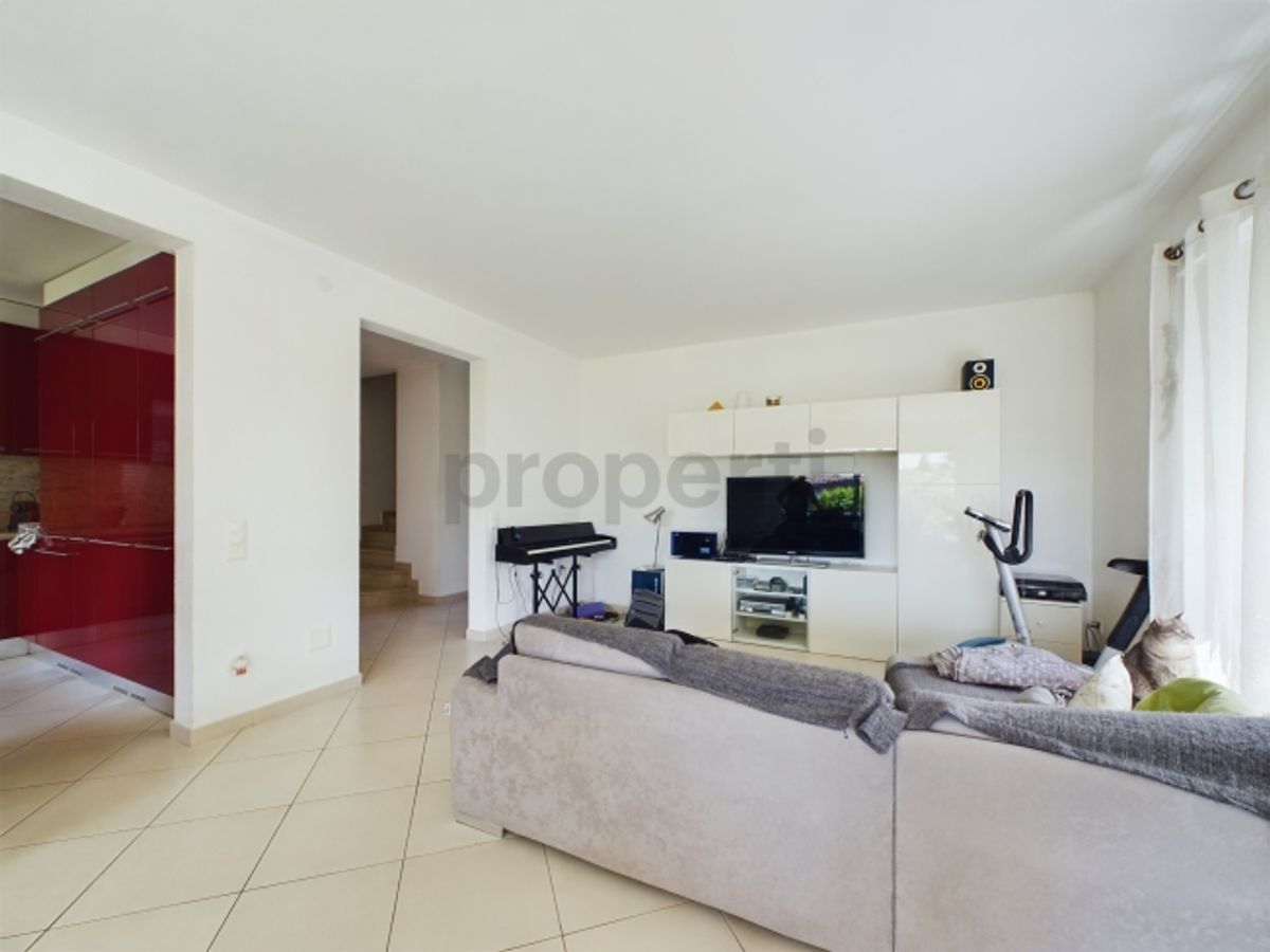 Modernes 7.5-Zimmer-Einfamilienhaus in Caslano mit Blick ins Grüne / Vendiamo casa indipendente 7.5 a Caslano - bellissimo quartiere vicino al Lago - 1