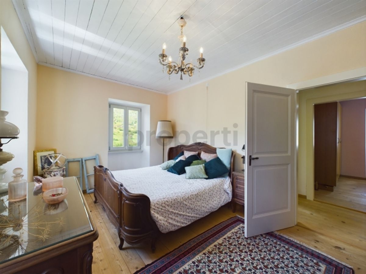 Pittoresca casa plurifamiliare con terreno nel cuore della Val di Blenio / Malvenfarbiges Mehrfamilienhaus mit Grundstück im Herzen des Bleniotals - 4