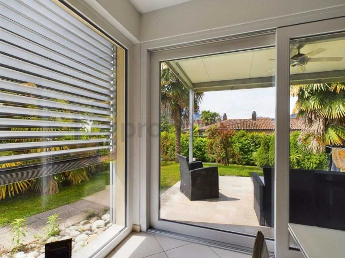 Modernes 7.5-Zimmer-Einfamilienhaus in Caslano mit Blick ins Grüne / Vendiamo casa indipendente 7.5 a Caslano - bellissimo quartiere vicino al Lago - 7