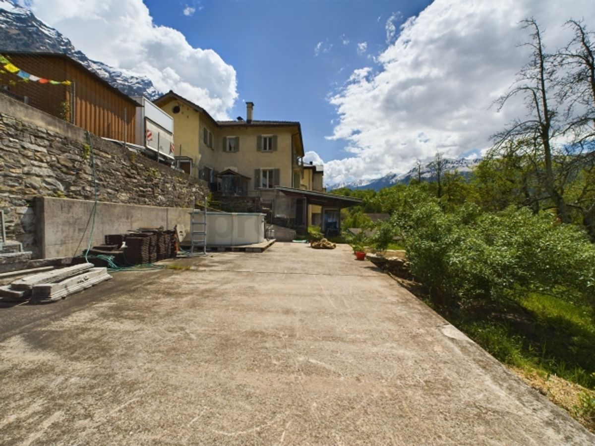 Pittoresca casa plurifamiliare con terreno nel cuore della Val di Blenio / Malvenfarbiges Mehrfamilienhaus mit Grundstück im Herzen des Bleniotals - 11
