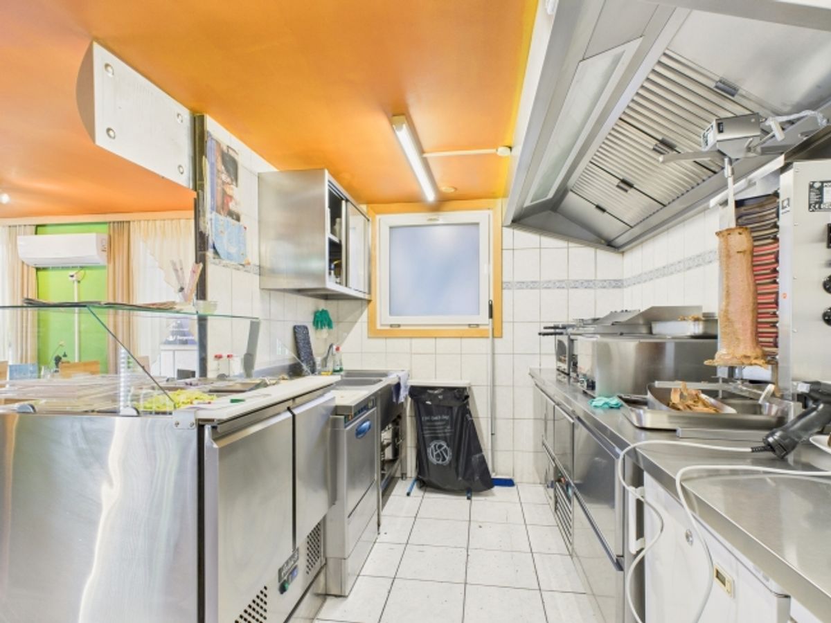 Zweifamilienhaus mit 3.5-Zimmer-Wohnung und Gewerbefläche (Kebab-Laden) im Erdgeschoss - 8