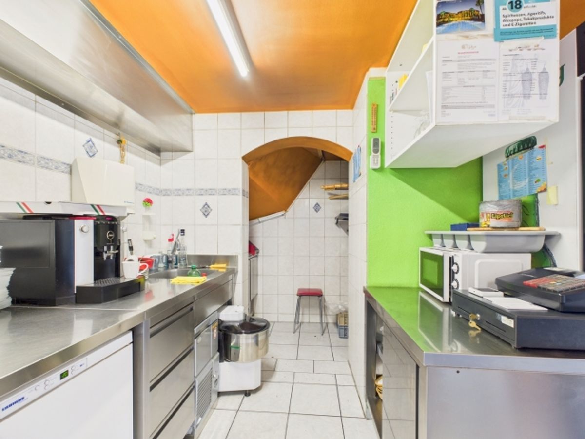 Zweifamilienhaus mit 3.5-Zimmer-Wohnung und Gewerbefläche (Kebab-Laden) im Erdgeschoss - 7