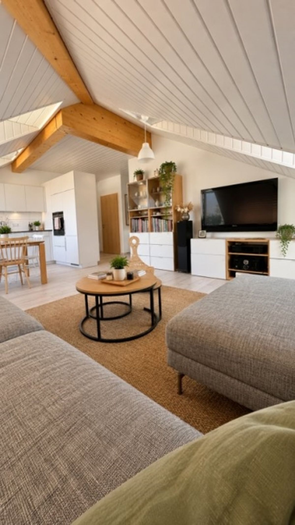 Wunderschöne und geräumige 4,5-Zimmer-Dachwohnung im Zentrum von Orbe - 2