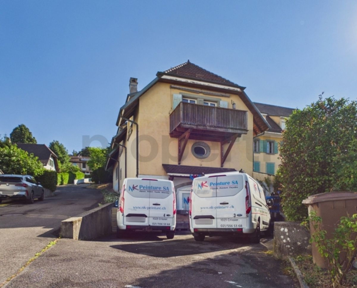 Appartement rénové de 3.5 pièces avec balcon et rendement locatif commercial inclus - 0