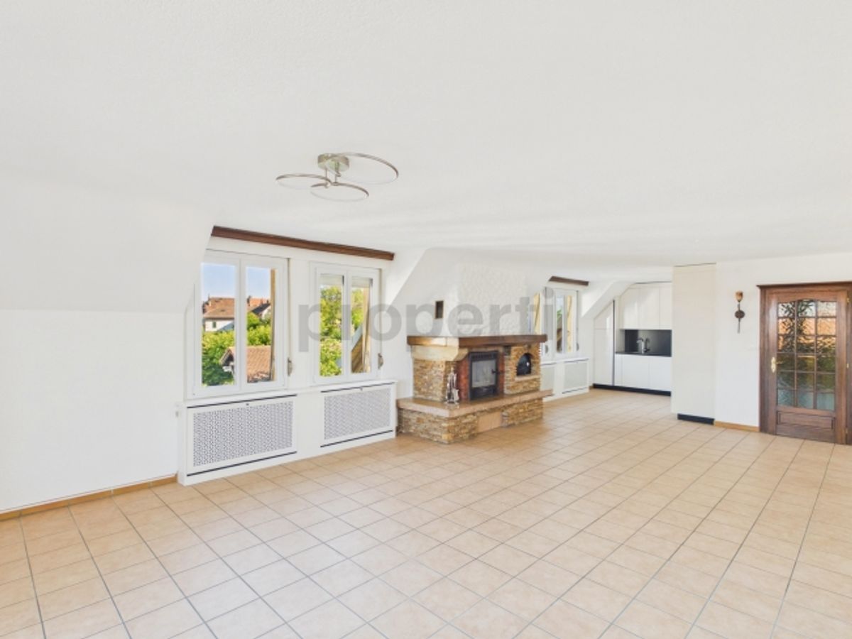 Appartement rénové de 3.5 pièces avec balcon et rendement locatif commercial inclus - 3