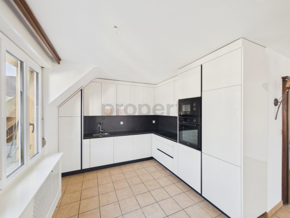 Appartement rénové de 3.5 pièces avec balcon et rendement locatif commercial inclus - 4
