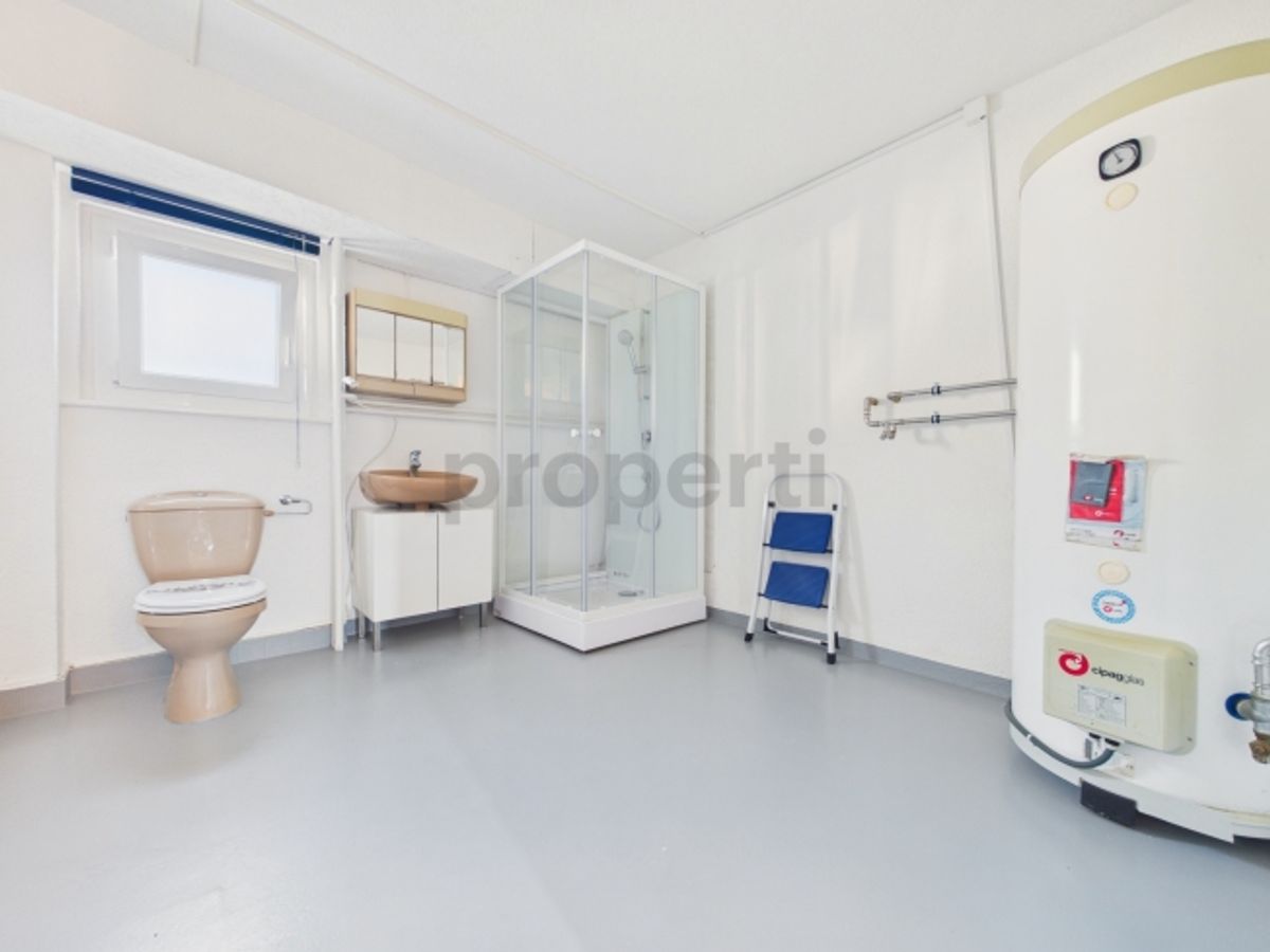 Appartement rénové de 3.5 pièces avec balcon et rendement locatif commercial inclus - 10