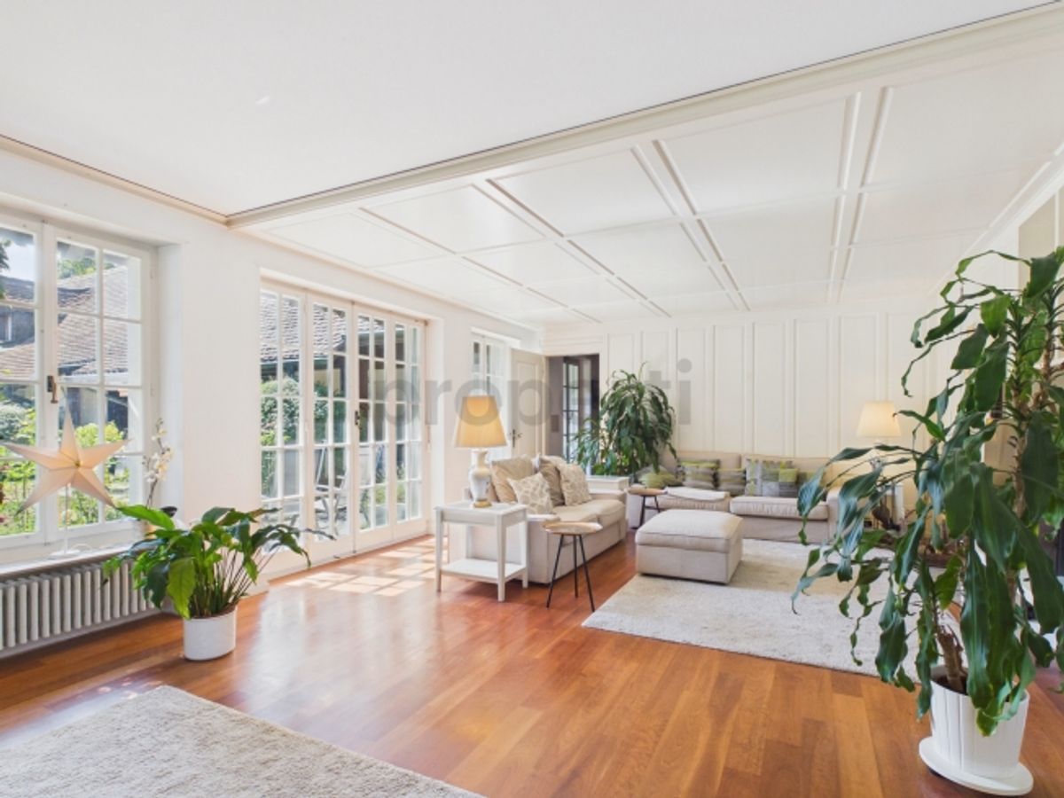 Von aussen zurückhaltend. Von innen eine sehr private 7.5 Zimmer Villa mit grossem Pool und schönem Garten - 3