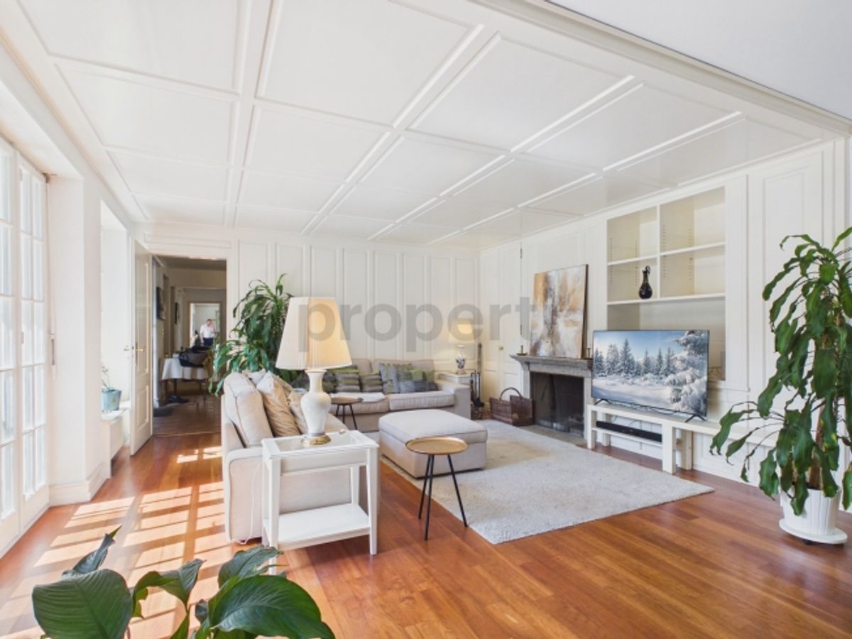 Von aussen zurückhaltend. Von innen eine sehr private 7.5 Zimmer Villa mit grossem Pool und schönem Garten - 0