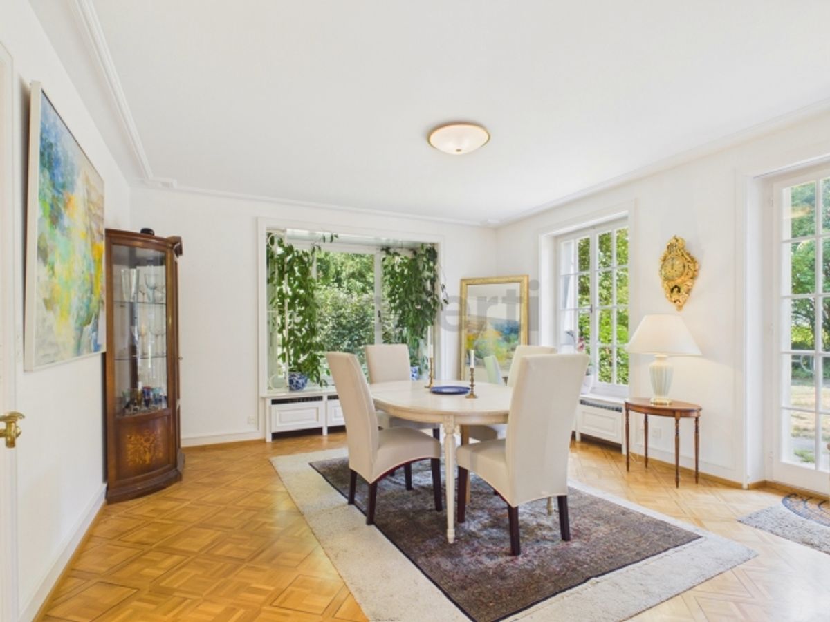 Von aussen zurückhaltend. Von innen eine sehr private 7.5 Zimmer Villa mit grossem Pool und schönem Garten - 1