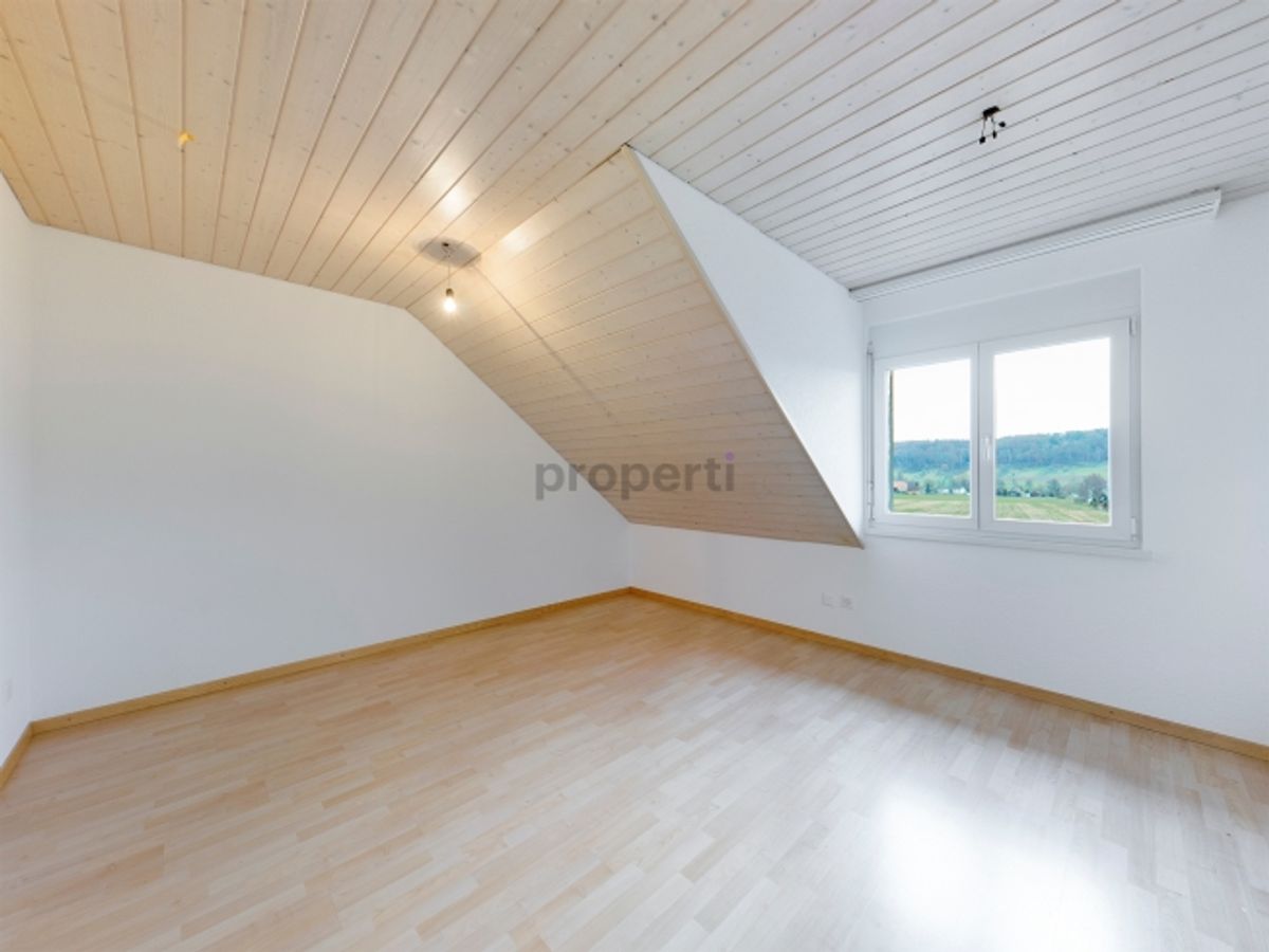 Ruhige 3.5-Zimmer-Dachwohnung mit Charme und Südwestbalkon in Diessbach - 4